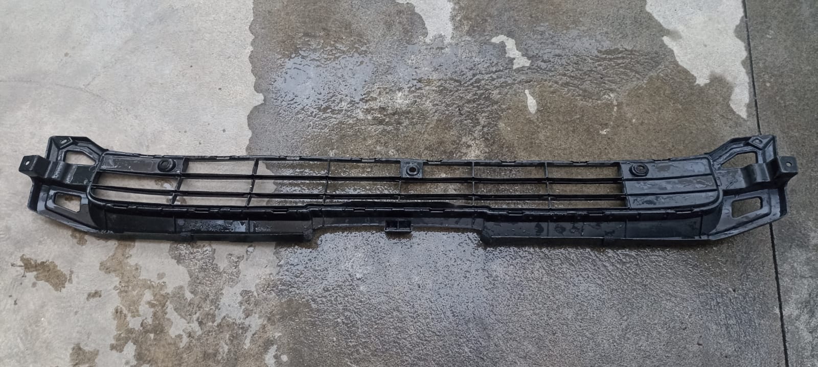 REJILLA CENTRAL DELANTERA TOYOTA HIACE 2014-2016 ORIGINAL 53112-26080 - Imagen 2