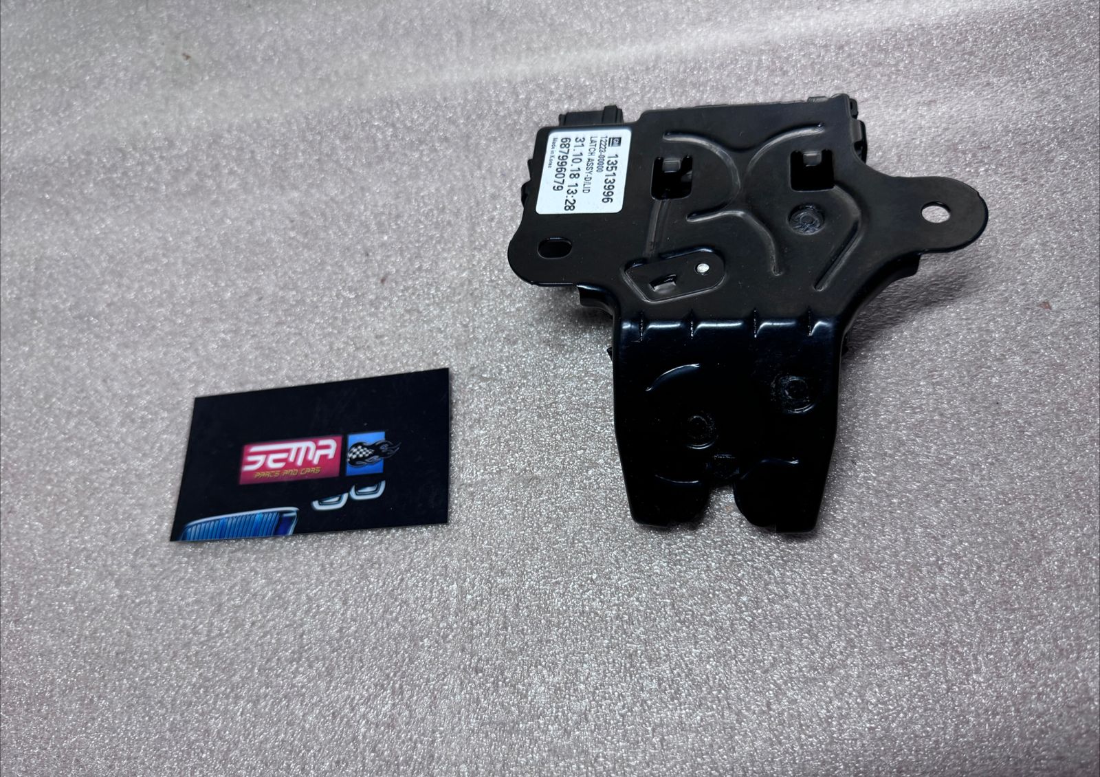 CERRADURA DE CAJUELA TRASERA CHEVROLET SONIC 2018-2020 687996079 - Imagen 2