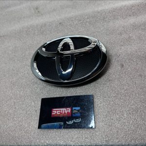 EMBLEMA DE PARRILLA DELANTERA TOYOTA COROLLA 2009-2013 75301-02010