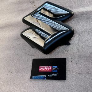 EMBLEMA DE PARRILLA SUZUKI X17 2021-2023 72114-725A