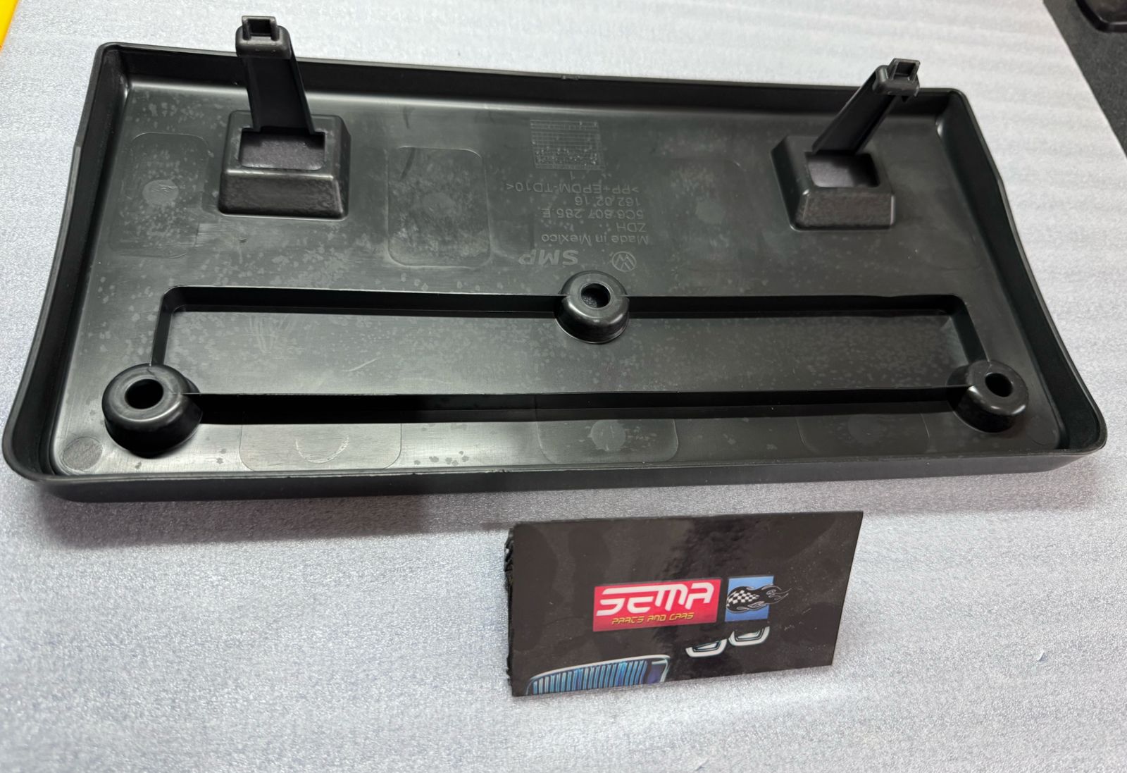 PORTA PLACA VOLKSWAGEN JETTA 2015-2017 5C6807285E - Imagen 2
