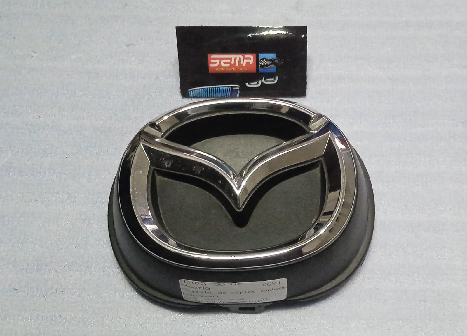SOPORTE DE REJILLA RADIADOR DELANTERA MAZDA CX3 2016-2018 D10J50716