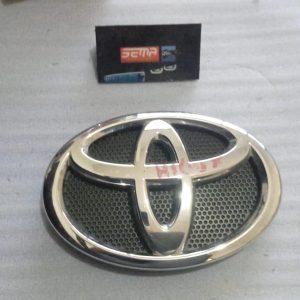EMBLEMA PARRILLA TOYOTA HILUX 2016-2021