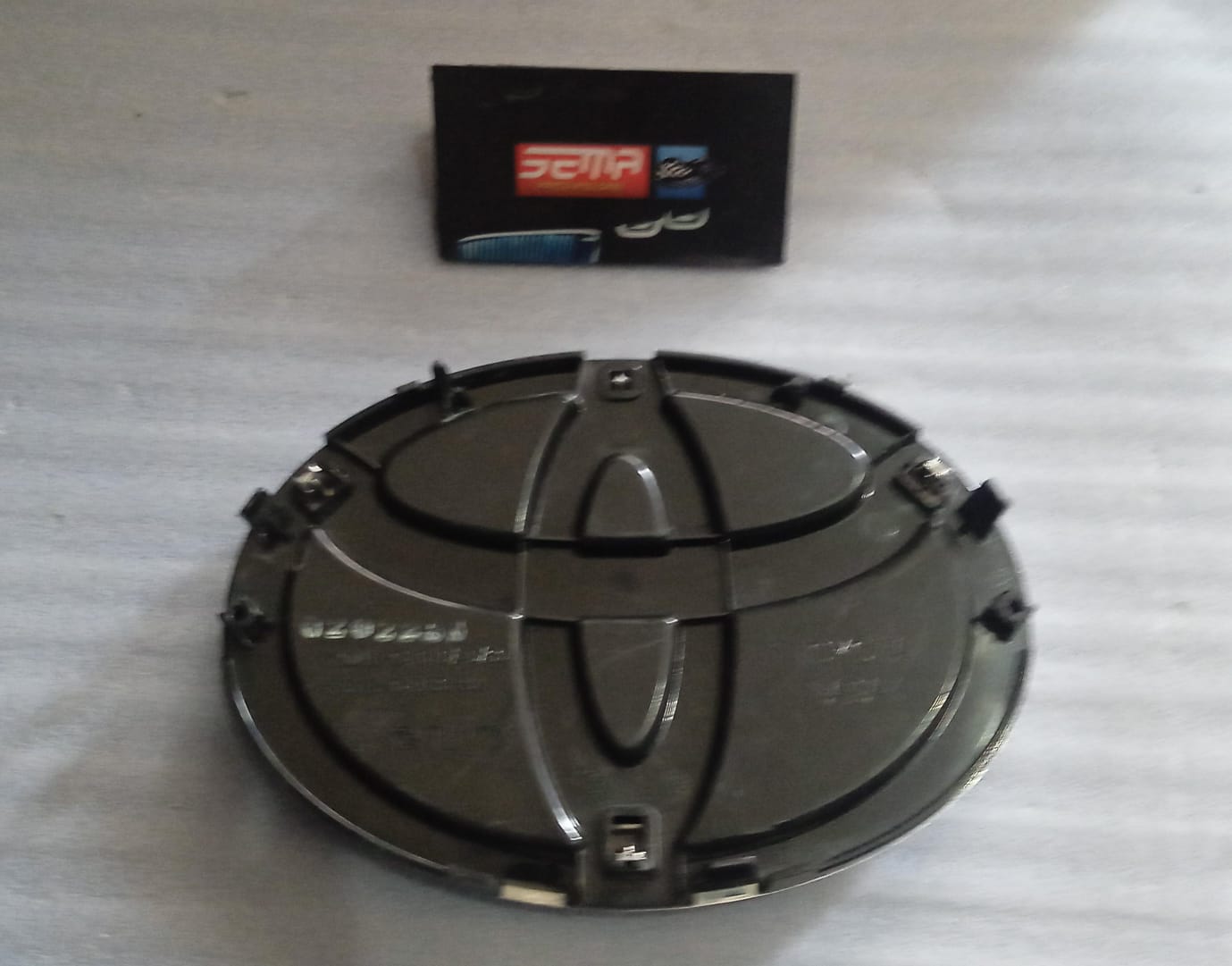 EMBLEMA PARRILLA TOYOTA HILUX 2016-2021 753100K010 - Imagen 2