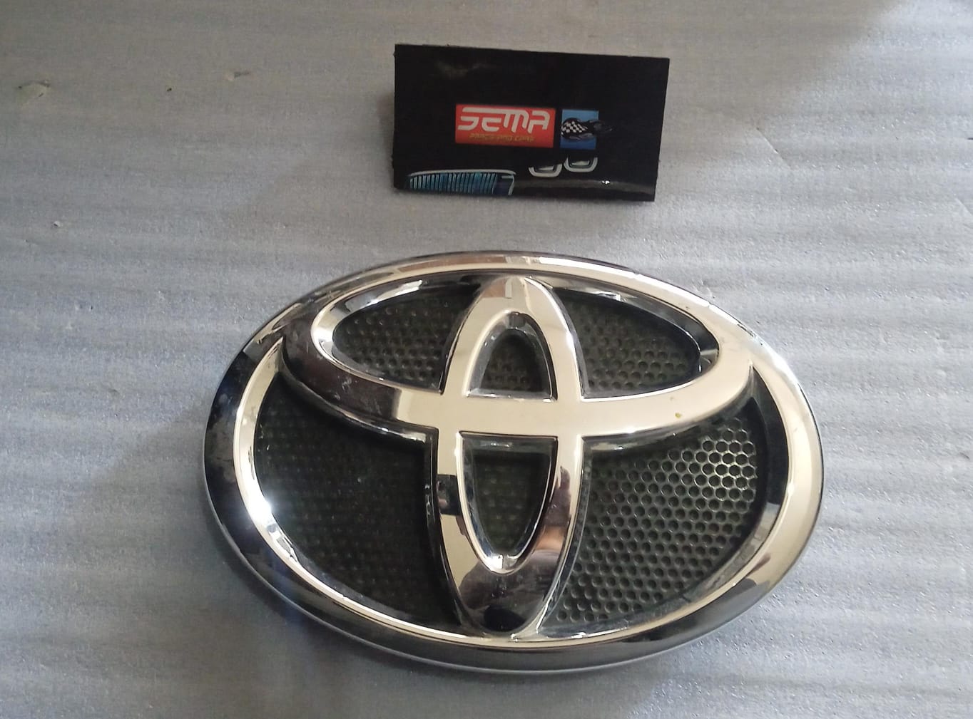 EMBLEMA PARRILLA TOYOTA HILUX 2016-2021 753100K010