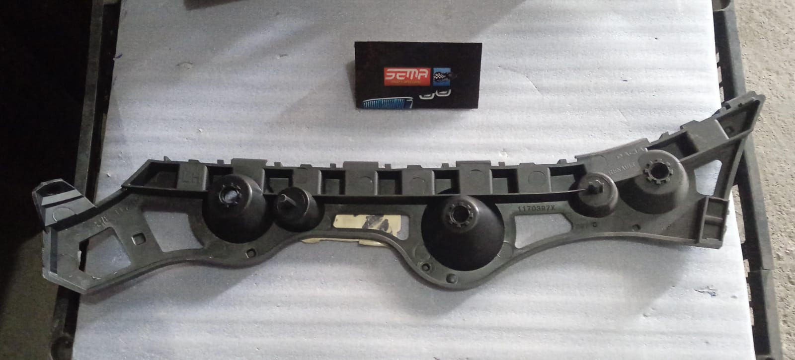 SOPORTE GUIA FACIA TRASERA DERECHA RENAULT LOGAN 2015- 2021 850459808R - Imagen 2