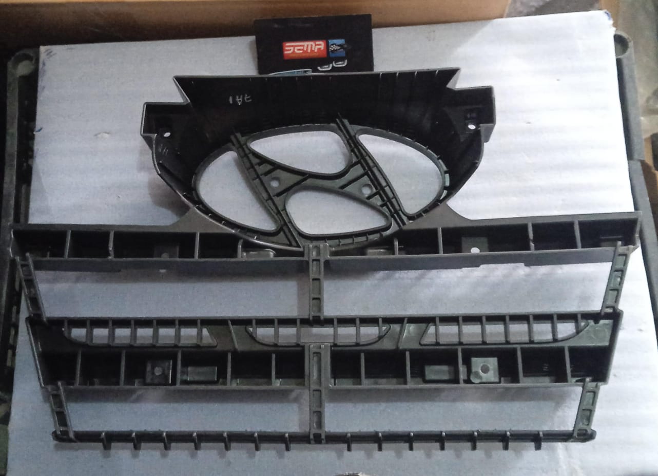 BASE DE EMBLEMA HYUNDAI CRETA 2018-2020 86532-A0500 - Imagen 2