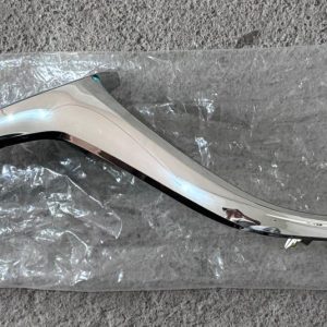 MOLDURA CROMO PARRILLA DELANTERA IZQUIERDA MAZDA 2 2023 DHM1-50041