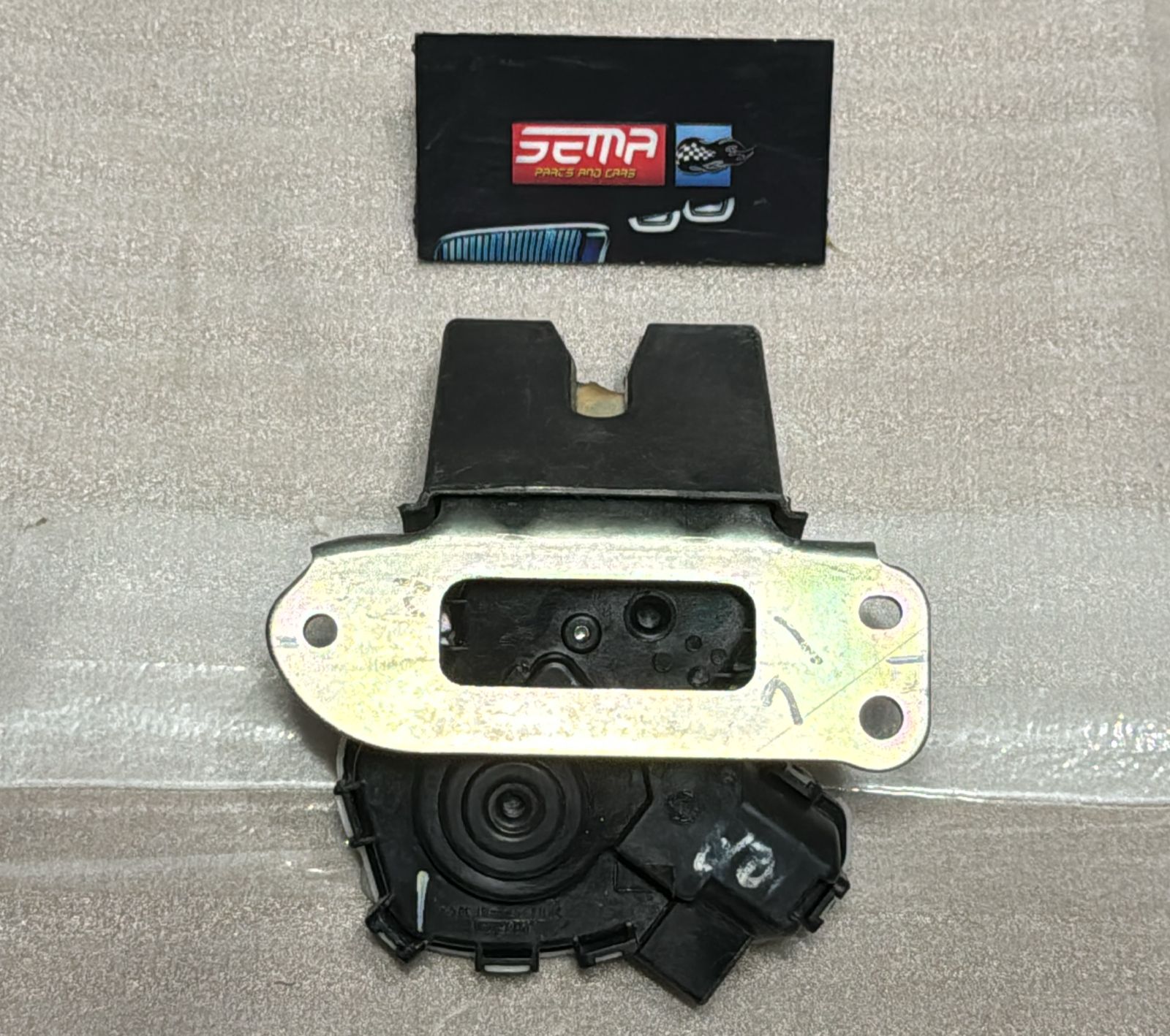 CHAPA CAJUELA SUZUKI BALENO 2015-2022 ORIGINAL 82510M68P01 - Imagen 2