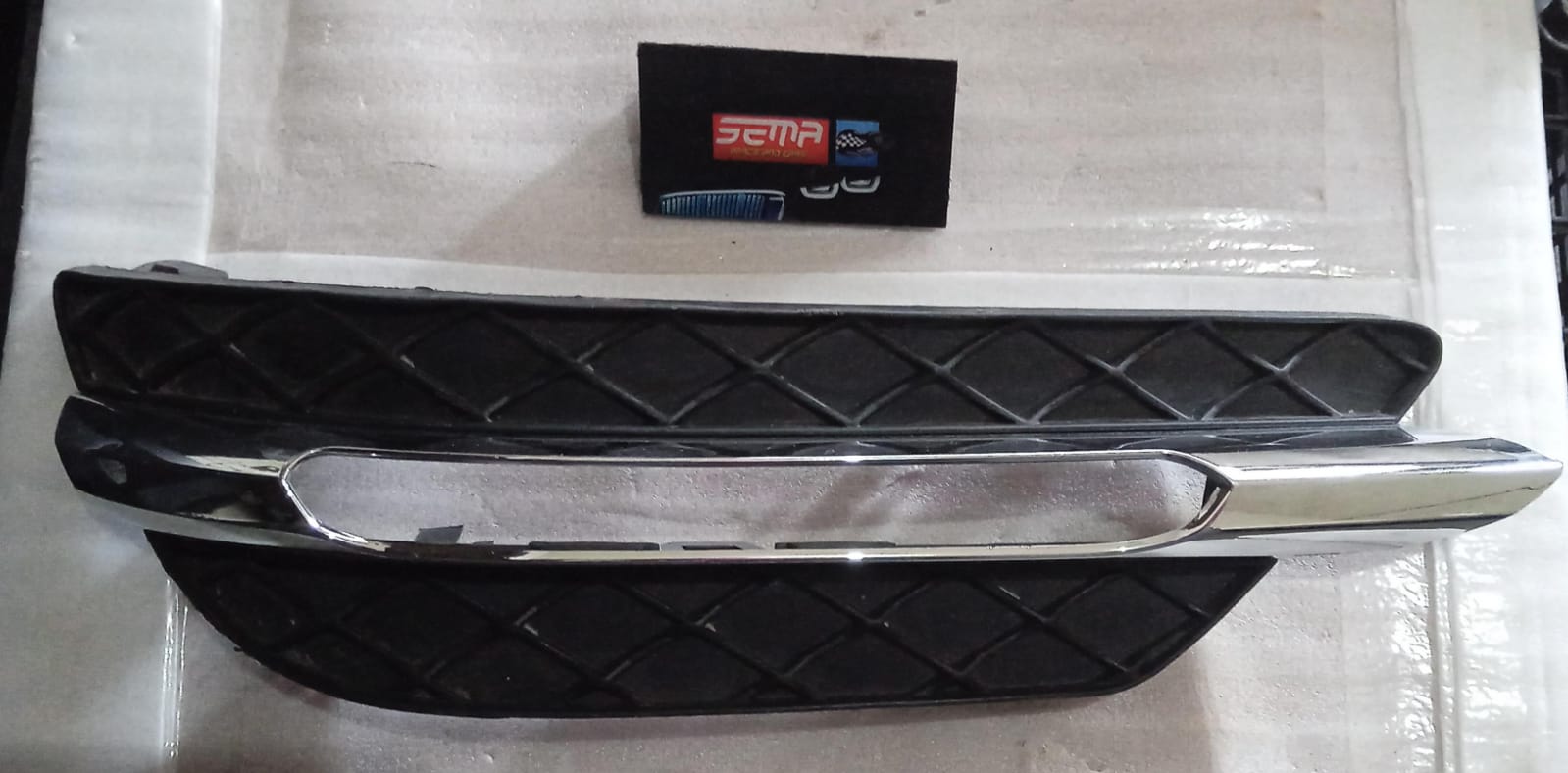 REJILLA CON BISEL CROMO DELANTERA IZQUIERDA MERCEDES BENZ CLASE C 2012-2014 A204-880-3224