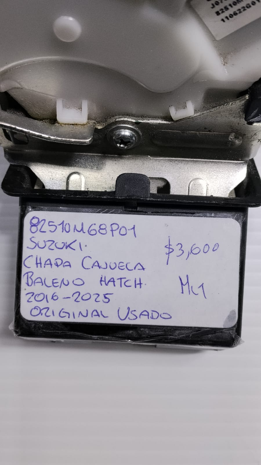 CHAPA CAJUELA SUZUKI BALENO HATCH 2016-2025 82510M68P01 - Imagen 2