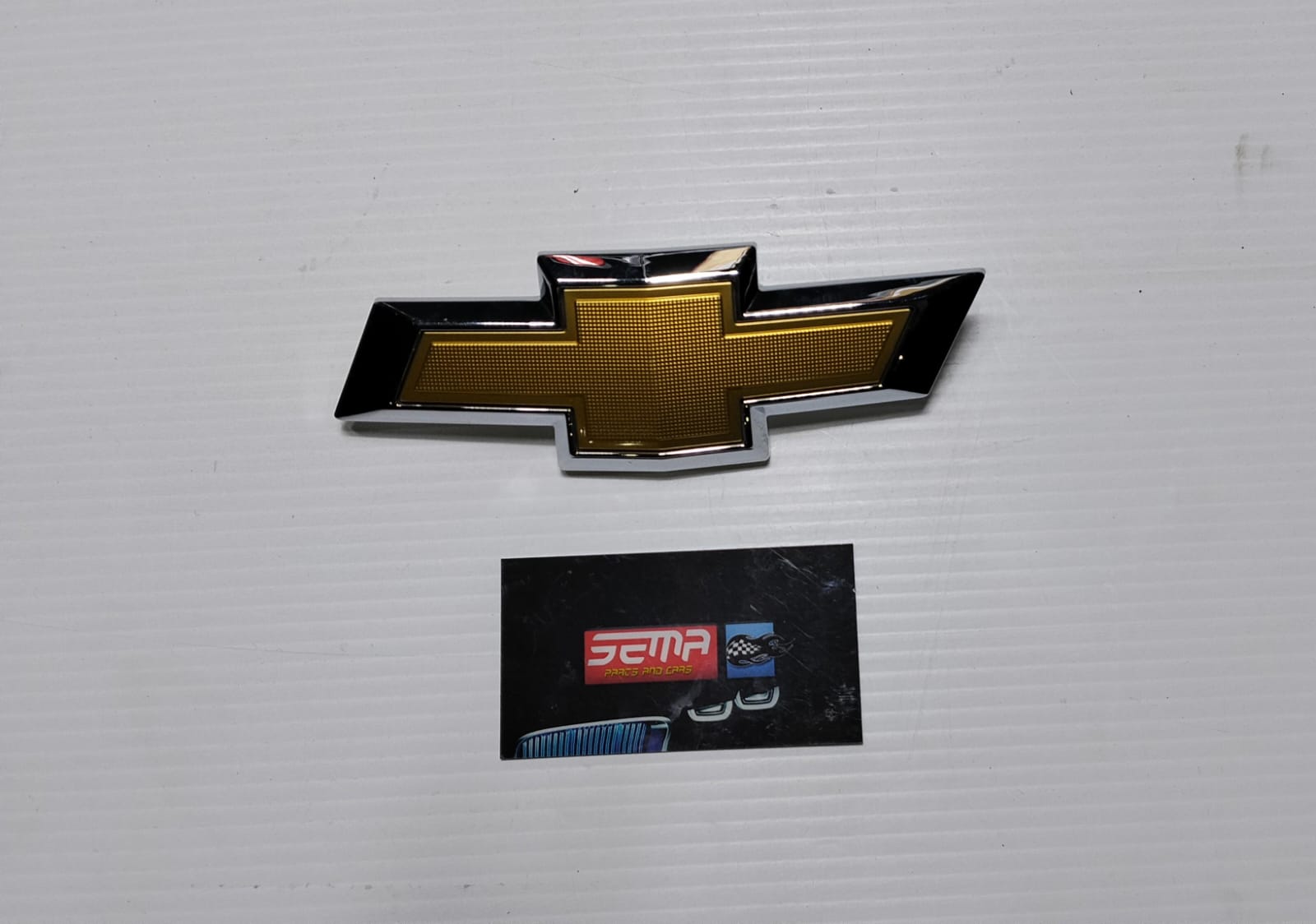 EMBLEMA DELANTERO CHEVROLET BEAT 2018-2021 94537649