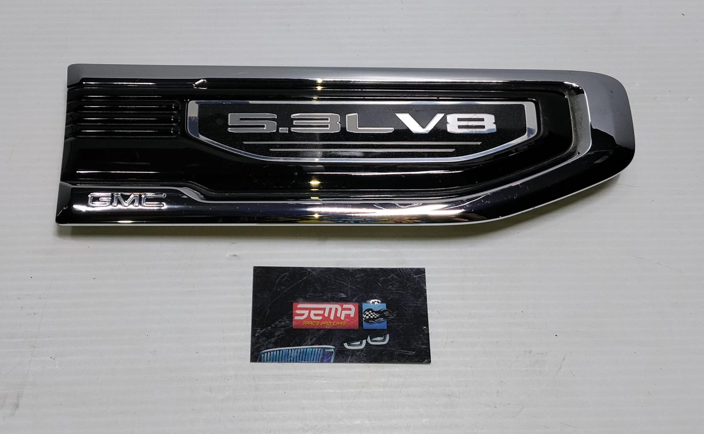 EMBLEMA DE SAPICADERA DERECHA GMC SIERRA 1500 2016-2019 844313133 - Imagen 3