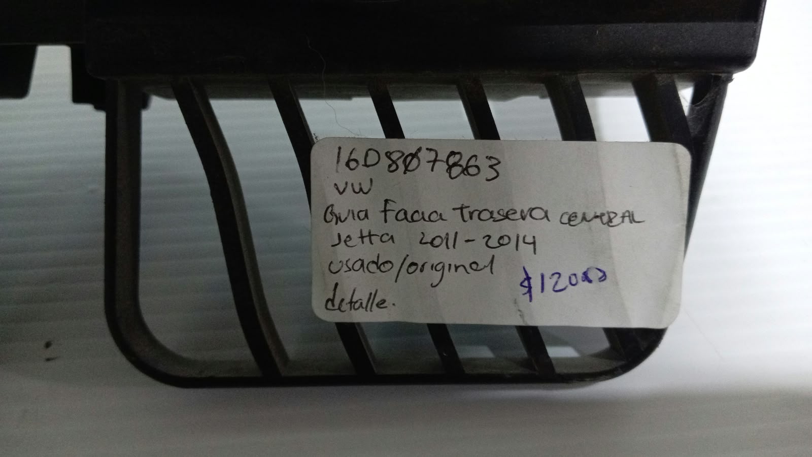 GUIA DE FASCIA TRASERA CENTRAL VOLKSWAGEN JETTA 2011-2014 16D807863 - Imagen 2