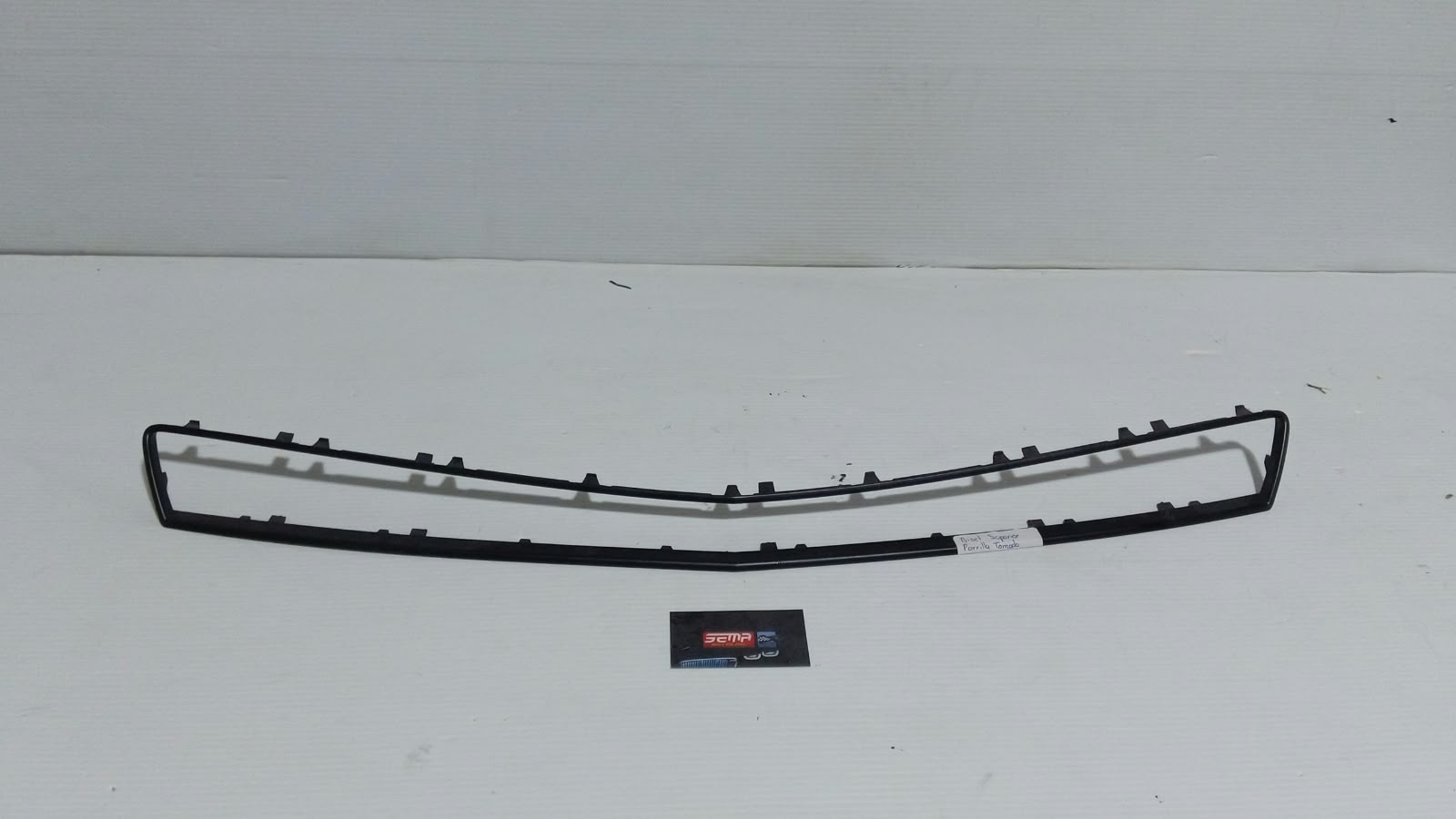 BISEL SUPERIOR DE PARRILLA CHEVROLET TORNADO 2011-2020 94717437