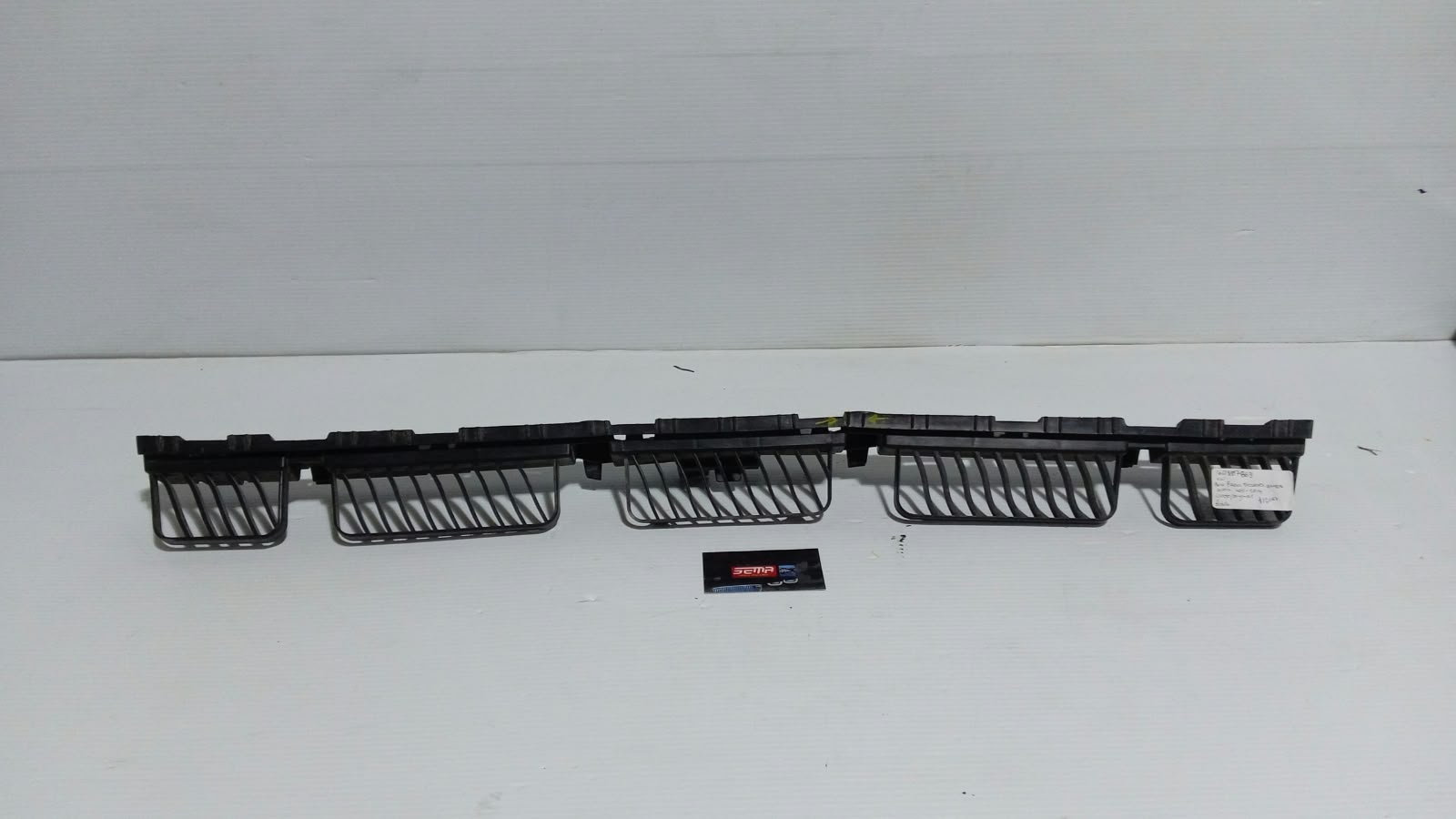 GUIA DE FASCIA TRASERA CENTRAL VOLKSWAGEN JETTA 2011-2014 16D807863 - Imagen 3