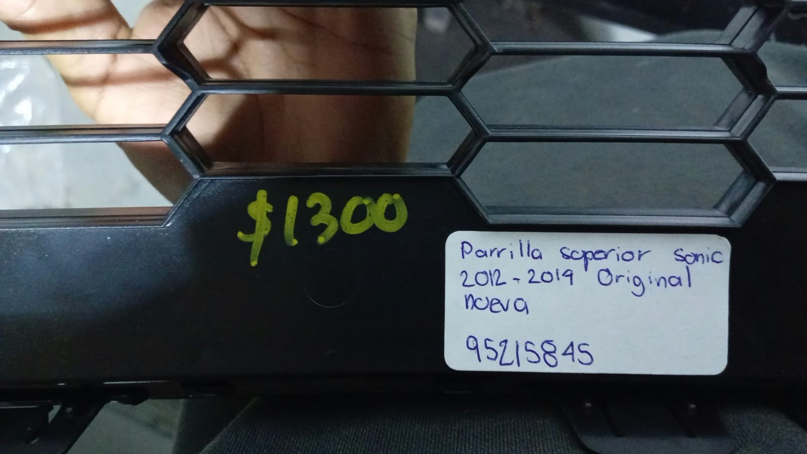 PARRILLA SUPERIOR CHEVROLET SONIC 2012-2019 95215845 - Imagen 2
